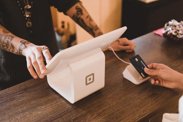 Quel plan d'action adopter pour améliorer l'indice de satisfaction client dans une banque en ligne?