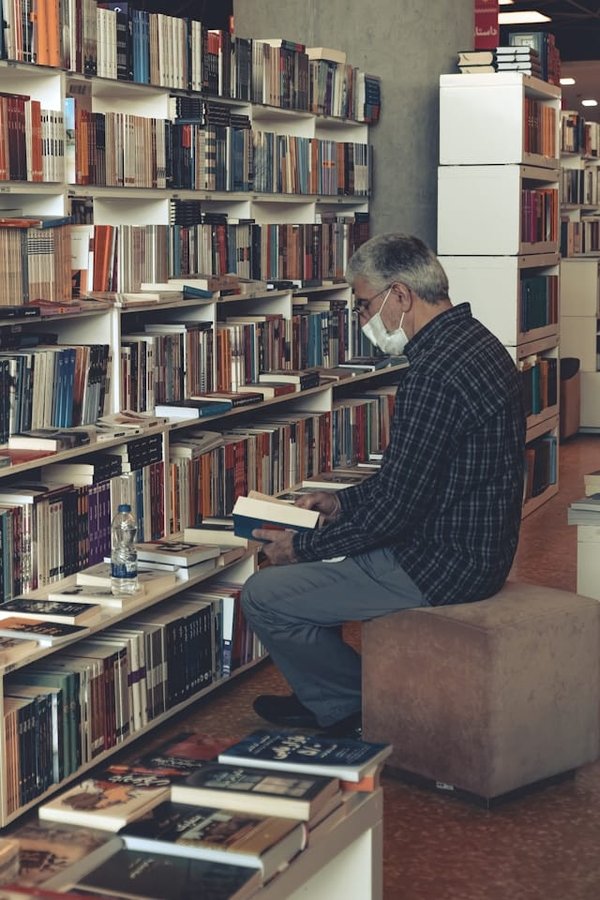 Quels sont les avantages d'une stratégie multicanale pour les petites librairies face aux géants en ligne ?